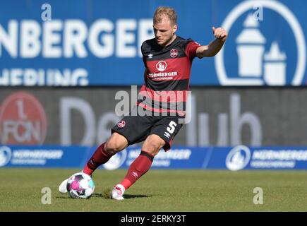 Nürnberg, Deutschland. Februar 2021, 28th. Fußball: 2. Bundesliga, 1. FC Nürnberg - Eintracht Braunschweig, Matchday 23, Max-Morlock-Stadion Nürnberg. Nürnbergs Johannes Geis spielt den Ball. Quelle: Timm Schamberger/dpa - WICHTIGER HINWEIS: Gemäß den Bestimmungen der DFL Deutsche Fußball Liga und/oder des DFB Deutscher Fußball-Bund ist es untersagt, im Stadion und/oder des Spiels aufgenommene Fotos in Form von Sequenzbildern und/oder videoähnlichen Fotoserien zu verwenden oder zu verwenden./dpa/Alamy Live News Stockfoto