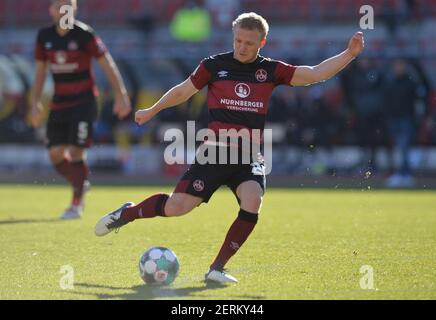 Nürnberg, Deutschland. Februar 2021, 28th. Fußball: 2. Bundesliga, 1. FC Nürnberg - Eintracht Braunschweig, Matchday 23, Max-Morlock-Stadion Nürnberg. Mats Möller Dähli aus Nürnberg spielt den Ball. Quelle: Timm Schamberger/dpa - WICHTIGER HINWEIS: Gemäß den Bestimmungen der DFL Deutsche Fußball Liga und/oder des DFB Deutscher Fußball-Bund ist es untersagt, im Stadion und/oder des Spiels aufgenommene Fotos in Form von Sequenzbildern und/oder videoähnlichen Fotoserien zu verwenden oder zu verwenden./dpa/Alamy Live News Stockfoto