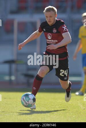 Nürnberg, Deutschland. Februar 2021, 28th. Fußball: 2. Bundesliga, 1. FC Nürnberg - Eintracht Braunschweig, Matchday 23, Max-Morlock-Stadion Nürnberg. Mats Möller Dähli aus Nürnberg spielt den Ball. Quelle: Timm Schamberger/dpa - WICHTIGER HINWEIS: Gemäß den Bestimmungen der DFL Deutsche Fußball Liga und/oder des DFB Deutscher Fußball-Bund ist es untersagt, im Stadion und/oder des Spiels aufgenommene Fotos in Form von Sequenzbildern und/oder videoähnlichen Fotoserien zu verwenden oder zu verwenden./dpa/Alamy Live News Stockfoto