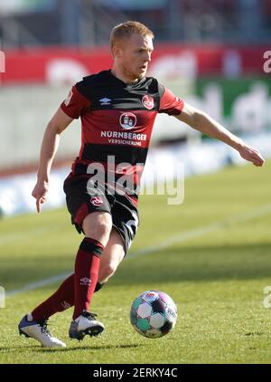 Nürnberg, Deutschland. Februar 2021, 28th. Fußball: 2. Bundesliga, 1. FC Nürnberg - Eintracht Braunschweig, Matchday 23, Max-Morlock-Stadion Nürnberg. Mats Möller Dähli aus Nürnberg spielt den Ball. Quelle: Timm Schamberger/dpa - WICHTIGER HINWEIS: Gemäß den Bestimmungen der DFL Deutsche Fußball Liga und/oder des DFB Deutscher Fußball-Bund ist es untersagt, im Stadion und/oder des Spiels aufgenommene Fotos in Form von Sequenzbildern und/oder videoähnlichen Fotoserien zu verwenden oder zu verwenden./dpa/Alamy Live News Stockfoto