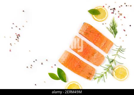 Lachsbanner, eine Design-Vorlage mit Scheiben von rohem Fisch, Kräutern und Gewürzen, über Kopf flach Lay Shot mit Kopierraum auf weißem Hintergrund Stockfoto