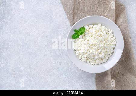 Hüttenkäse mit Beeren und Minze. Hüttenkäse in einer Schüssel. Draufsicht. Milchprodukte. Stockfoto