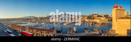 Marseille Frankreich, Panorama City Skyline am Vieux Port mit Notre Dame de la Garde Basilika Stockfoto