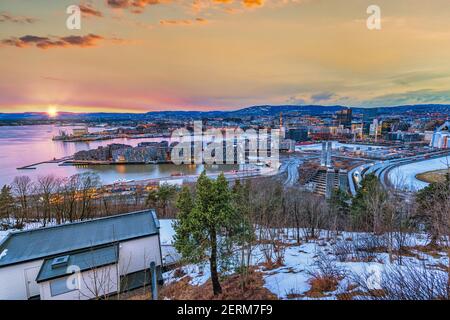 Oslo Norwegen, Skyline von Sunset City im Geschäftsviertel und Barcode Project Stockfoto