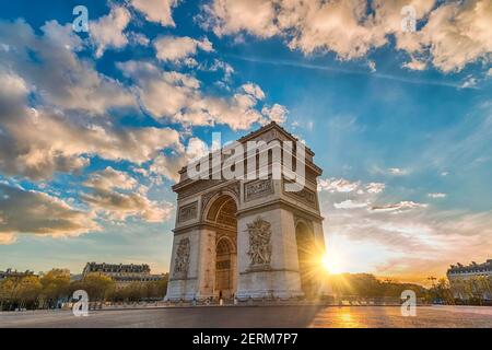 Paris Frankreich Sonnenuntergang City Skyline am Arc de Triomphe und Champs Elysees Stockfoto