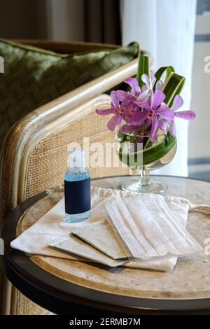 Hotel, Resort, Hospitality und Travel Safe Travel Kit für Körperhygiene Anti-COVID 19. Naturbaumwollbeutel, Alkoholtücher und eine hygienische Gesichtsmaske Stockfoto