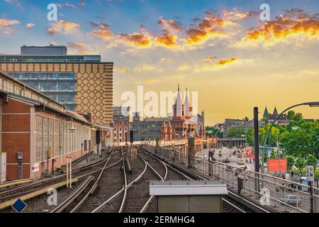 Berlin Deutschland, Skyline bei Sonnenuntergang an der Oberbaumbrücke und der Berliner Metro Stockfoto