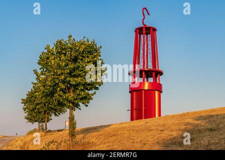 Moers, Nordrhein-Westfalen, Deutschland - 3. August 2018: Das Geleucht, eine Gedenkstätte für eine Bergbaulampe an der Halde Rheinpreussen Stockfoto