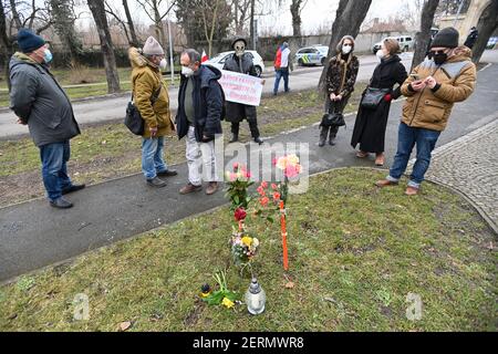 Prag, Tschechische Republik. Februar 2021, 27th. Am 27. Februar 2021 fand auf dem Boris-Nemzow-Platz in Prag, Tschechische Republik, ein Treffen zum Gedenken an den ehemaligen russischen stellvertretenden Ministerpräsidenten Boris Nemzow statt, der 2015 wegen seiner politischen Ansichten in Moskau ermordet wurde. Kredit: Michal Kamaryt/CTK Foto/Alamy Live Nachrichten Stockfoto