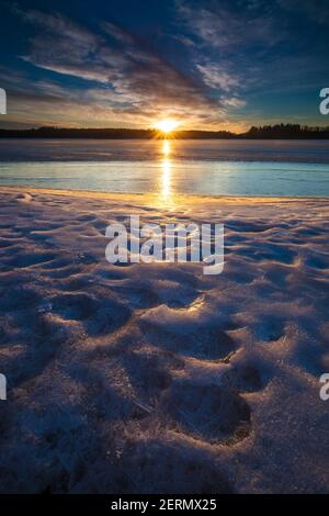Am frühen Morgen Winterlandschaft mit Eisformationen und bunten Himmel auf Årvold in den See Vansjø, Moss kommune, Østfold, Norwegen. Stockfoto