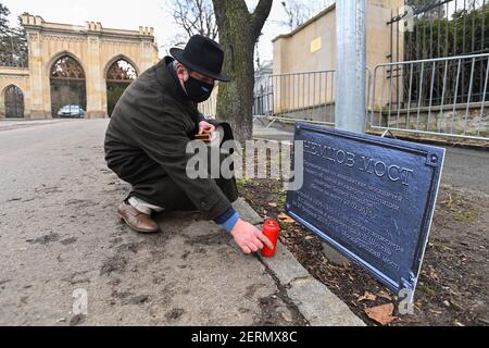 Prag, Tschechische Republik. Februar 2021, 27th. Am 27. Februar 2021 fand auf dem Boris-Nemzow-Platz in Prag, Tschechische Republik, ein Treffen zum Gedenken an den ehemaligen russischen stellvertretenden Ministerpräsidenten Boris Nemzow statt, der 2015 wegen seiner politischen Ansichten in Moskau ermordet wurde. Kredit: Michal Kamaryt/CTK Foto/Alamy Live Nachrichten Stockfoto