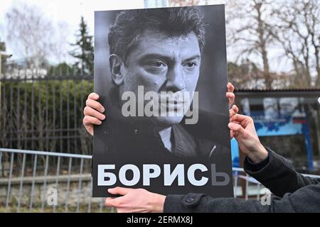 Prag, Tschechische Republik. Februar 2021, 27th. Am 27. Februar 2021 fand auf dem Boris-Nemzow-Platz in Prag, Tschechische Republik, ein Treffen zum Gedenken an den ehemaligen russischen stellvertretenden Ministerpräsidenten Boris Nemzow statt, der 2015 wegen seiner politischen Ansichten in Moskau ermordet wurde. Kredit: Michal Kamaryt/CTK Foto/Alamy Live Nachrichten Stockfoto