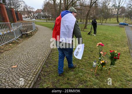 Prag, Tschechische Republik. Februar 2021, 27th. Am 27. Februar 2021 fand auf dem Boris-Nemzow-Platz in Prag, Tschechische Republik, ein Treffen zum Gedenken an den ehemaligen russischen stellvertretenden Ministerpräsidenten Boris Nemzow statt, der 2015 wegen seiner politischen Ansichten in Moskau ermordet wurde. Kredit: Michal Kamaryt/CTK Foto/Alamy Live Nachrichten Stockfoto