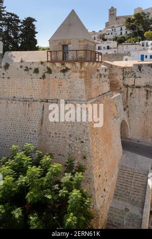 Detail der alten Mauer und Eingang zu Dalt Vila, Ibiza . Weltkulturerbe Stockfoto