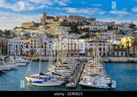 Ibiza, Spanien - 13. März 2019: Panoramablick auf die Stadt Ibiza, mit Segelbooten des nautischen Clubs. Stockfoto