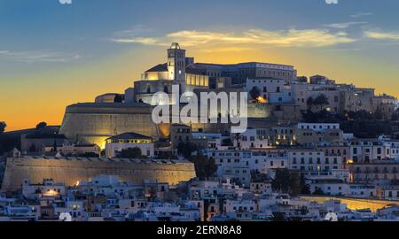 Panoramablick auf die Altstadt von Ibiza. Bekannt als Dalt Vila, ein Weltkulturerbe der UNESCO. Blick auf den Sonnenuntergang mit den Lichter der Stadt an. Stockfoto