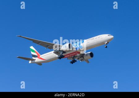 München, Deutschland - Februar 28. 2021: Emirates Boeing 777-31H mit der Flugzeugzulassung A6-EPB im Anflug auf die Südbahn 08R der M Stockfoto