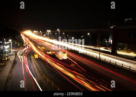 Geschwindigkeit Ampelspuren auf der Autobahn, Langzeitbelichtung, städtischer Hintergrund und dunkler Himmel Stockfoto