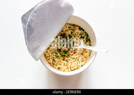 Gekochte Instant-Nudeln auf weißem Hintergrund Stockfoto