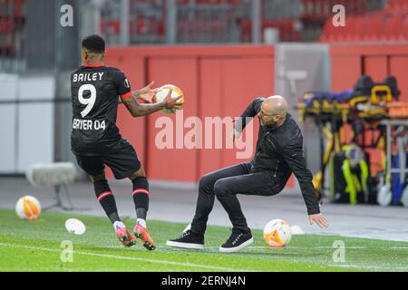 Leverkusen, Deutschland. 25th Feb, 2021. Trainer Peter BOSZ (LEV) rutscht beim Ballgeben an Leon BAILEY (LEV), rutscht, stolpern, Herbstfußball Europa League, Runde 32 Rückspiel, Bayer 04 Leverkusen (LEV) - Junge Jungen Bern, am 02.25.2021 in Leverkusen/Deutschland. â Nutzung weltweit Credit: dpa/Alamy Live News Stockfoto