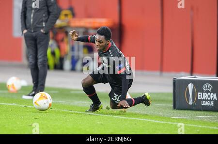 Leverkusen, Deutschland. Februar 2021, 25th. JEREMIE FRIMPONG (LEV) stolpert, fällt, handelt. Fußball Europa League, 16. Endspiel, Bayer 04 Leverkusen (LEV) - Junge Jungen Bern 0: 2, am 02.25.2021 in Leverkusen/Deutschland. â Nutzung weltweit Credit: dpa/Alamy Live News Stockfoto