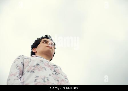 Low-Winkel-Ansicht der jungen Frau mit kurzen Haaren suchen Im Freien Stockfoto