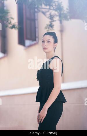 Schöne junge Frau, die im freien schaut Weg Stockfoto