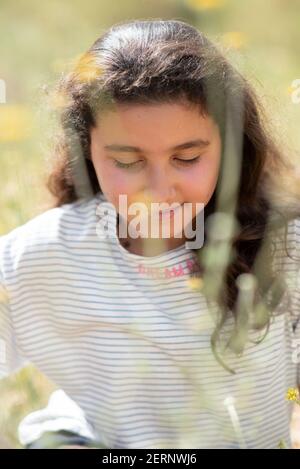 Schöne 12 Jahre alte Mädchen aus dem Nahen Osten in der Natur Stockfoto