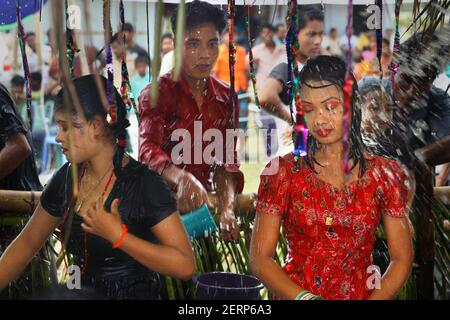 Die ethnischen Gemeinschaft, in Patiakhali Rakhaine Bezirk, feiert drei Tage lang Wasser Festival als Teil ihrer neuen Jahr Feier vom 21. bis 23. EIN Stockfoto