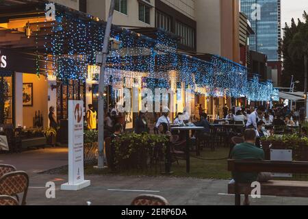 Dez 30, 2020 Menschen genießen Essen im Outdoor Table im Restaurant in der High Street in Bonifacio, Taguig City, Metro Manila, Philippinen Stockfoto