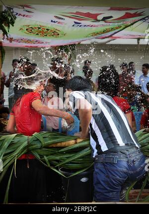 Die ethnischen Gemeinschaft, in Patiakhali Rakhaine Bezirk, feiert drei Tage lang Wasser Festival als Teil ihrer neuen Jahr Feier vom 21. bis 23. EIN Stockfoto