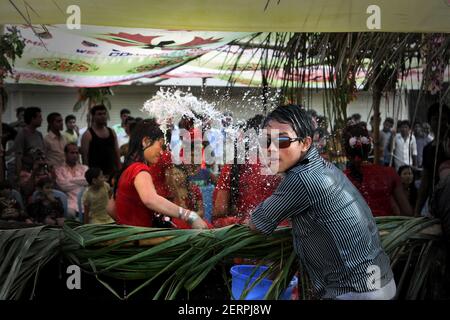 Die ethnischen Gemeinschaft, in Patiakhali Rakhaine Bezirk, feiert drei Tage lang Wasser Festival als Teil ihrer neuen Jahr Feier vom 21. bis 23. EIN Stockfoto