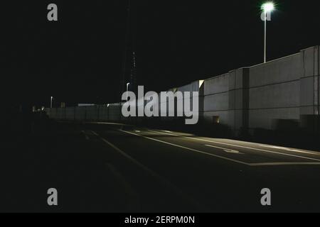 Am 23. November 2020 in Kesennuma, Miyagi, Japan, wird in der Nacht eine Meeresmauer im Hafen von Kesennuma angezündet. Fast 10 Jahre nach dem Erdbeben von M9 und dem verheerenden Tsunami ist Tohoku (Nordostjapan) durch eine massive Meeresmauer geschützt. Von der Präfektur Fukushima bis zur Präfektur Iwate sind bereits mehr als 300 km Wellenbarriere fertiggestellt. Die Mauer ist von 3 Meter bis 15 Meter hoch. November 23, 2020 Quelle: Nicolas Datiche/AFLO/Alamy Live News Stockfoto