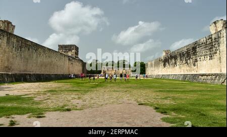 Der große Ballcourt in Chichen Itza, einer großen präkolumbianischen Stadt, die von den Maya-Leuten in Mexiko erbaut wurde Stockfoto