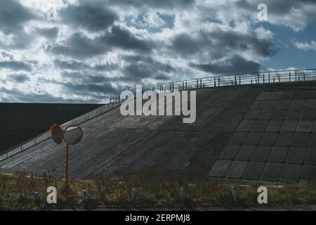 Ansicht einer Seewauwand im Sanriku-Gebiet am 23. November 2020 Ofunato, Iwate, Japan. Fast 10 Jahre nach dem Erdbeben von M9 und dem verheerenden Tsunami ist Tohoku (Nordostjapan) durch eine massive Meeresmauer geschützt. Von der Präfektur Fukushima bis zur Präfektur Iwate sind bereits mehr als 300 km Wellenbarriere fertiggestellt. Die Mauer ist von 3 Meter bis 15 Meter hoch. November 23, 2020 Quelle: Nicolas Datiche/AFLO/Alamy Live News Stockfoto