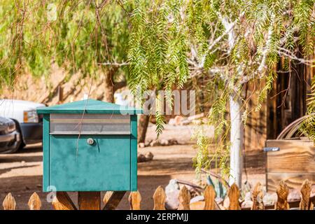 Bild von alten grünen Mailbox ohne Beschriftung mit Platz für Eigene Inschriften Stockfoto