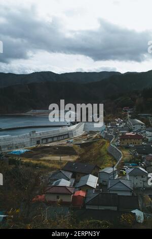 Am 22. November 2020 in Iwate, Japan, können Sie die Meeresmauer im Dorf Toni, im Stadtgebiet von Kamaishi, besichtigen. Fast 10 Jahre nach dem Erdbeben von M9 und dem verheerenden Tsunami ist Tohoku (Nordostjapan) durch eine massive Meeresmauer geschützt. Von der Präfektur Fukushima bis zur Präfektur Iwate sind bereits mehr als 300 km Wellenbarriere fertiggestellt. Die Mauer ist von 3 Meter bis 15 Meter hoch. November 22, 2020 Quelle: Nicolas Datiche/AFLO/Alamy Live News Stockfoto