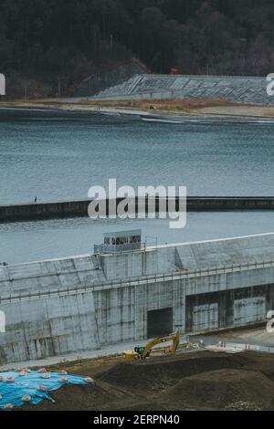 Blick auf die Meeresmauer im Dorf Toni, Kamaishi Stadtgebiet am 22. November 2020 in Iwate, Japan. Fast 10 Jahre nach dem Erdbeben von M9 und dem verheerenden Tsunami ist Tohoku (Nordostjapan) durch eine massive Meeresmauer geschützt. Von der Präfektur Fukushima bis zur Präfektur Iwate sind bereits mehr als 300 km Wellenbarriere fertiggestellt. Die Mauer ist von 3 Meter bis 15 Meter hoch. November 22, 2020 Quelle: Nicolas Datiche/AFLO/Alamy Live News Stockfoto