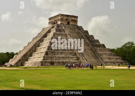 Tempel von Kukulcán (El Castillo) in Chichen Itza, einer großen präkolumbianischen Stadt, die vom Maya-Volk in Mexiko erbaut wurde Stockfoto