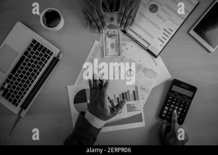 Man Dollar Geld Korruption Analyse Wachstum Gewinn Finanzhandel Fonds Und Geldwechsel US-Dollar Korruption Konzept Stockfoto