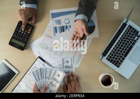 Man Dollar Geld Korruption Analyse Wachstum Gewinn Finanzhandel Fonds Und Geldwechsel US-Dollar Korruption Konzept Stockfoto