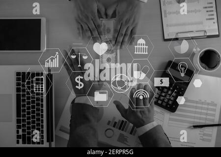 Man Dollar Geld Korruption Analyse Wachstum Gewinn Finanzhandel Fonds Und Geldwechsel US-Dollar Korruption Konzept Stockfoto