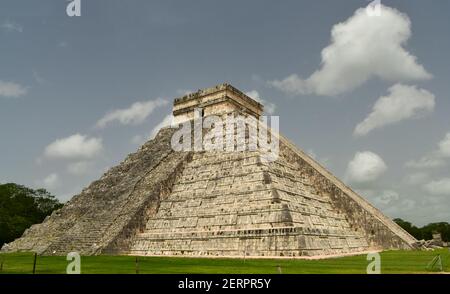 Tempel von Kukulcán (El Castillo) in Chichen Itza, einer großen präkolumbianischen Stadt, die vom Maya-Volk in Mexiko erbaut wurde Stockfoto