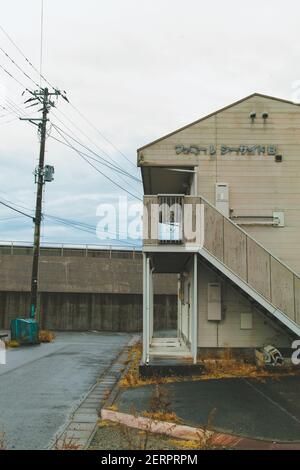 Eine Apartmentanlage an einer Meeresmauer im November 20, 2020 in Miyako Stadt, Iwate, Japan. Fast 10 Jahre nach dem Erdbeben von M9 und dem verheerenden Tsunami ist Tohoku (Nordostjapan) durch eine massive Meeresmauer geschützt. Von der Präfektur Fukushima bis zur Präfektur Iwate sind bereits mehr als 300 km Wellenbarriere fertiggestellt. Die Mauer ist von 3 Meter bis 15 Meter hoch. November 20, 2020 Quelle: Nicolas Datiche/AFLO/Alamy Live News Stockfoto