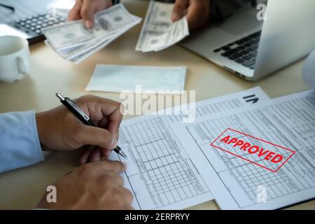 Man Dollar Geld Korruption Analyse Wachstum Gewinn Finanzhandel Fonds Und Geldwechsel US-Dollar Korruption Konzept Stockfoto