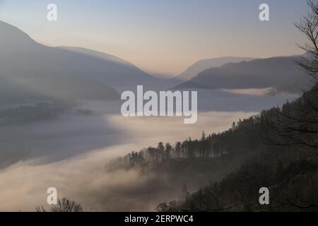 Die Sonne steigt über dem Gipfel von Helvellyn auf einen nebelbeladenen Thirlmere Reservoir, in der Nähe von Keswick, The Lake District, Cumbria UK in Keswick, UK am 3/1/2021. (Foto von Mark Cosgrove/News Images/Sipa USA) Quelle: SIPA USA/Alamy Live News Stockfoto