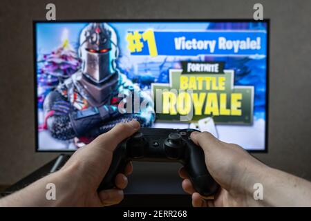 Videospiel wird abgespielt. Gaming Fortnite für PlayStation 4 Stockfoto