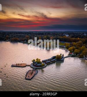 Keszthely, Ungarn - Luftpanorama auf die schöne Pier von Keszthely am Plattensee mit einem bunten Herbst Sonnenuntergang. Berühmte touristische Attr Stockfoto