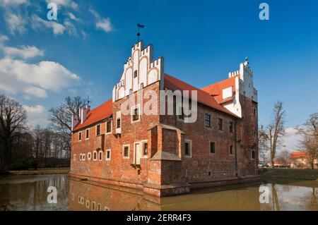 Mittelalterliche Wasserburg im Stil der Gotik-Renaissance, heute Hotel, im Dorf Wojnowice, am Stadtrand von Breslau, Niederschlesien, Polen Stockfoto