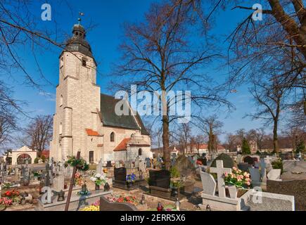 Unbefleckte Empfängnis Kirche und Friedhof im Dorf Gałow am Stadtrand von Wrocław, Niederschlesien, Polen Stockfoto